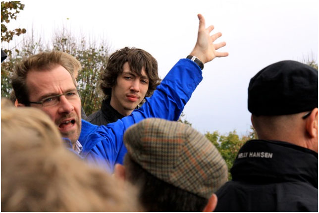 skt_clemens_drengekor_alsace_2010_frokost_i_haut-barr_korlederen_fortaeller